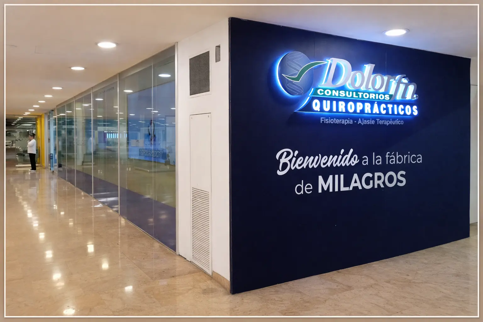 Fachada Dolorfin Querétaro, dentro de Galerías Querétaro (estacionamiento S1)